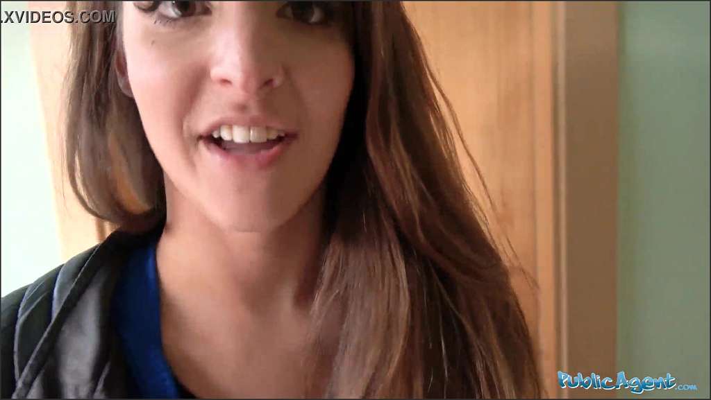 Amirah Adara lässt sich für Geld zum Blowjob nach Hause mitnehmen