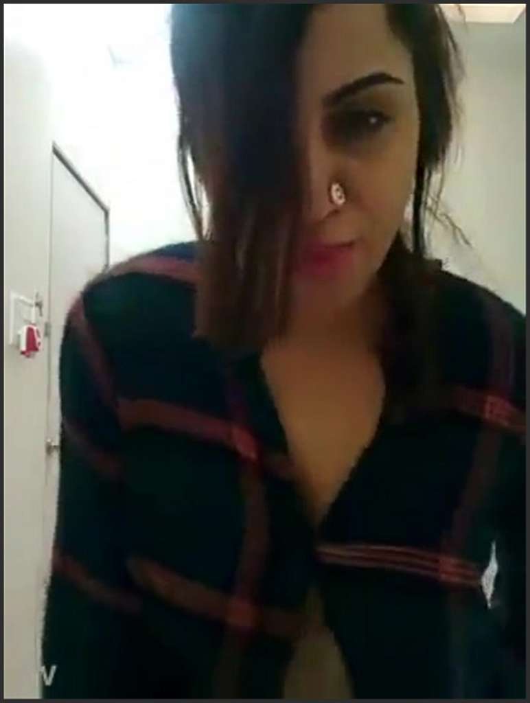 Arishfa Khan Girl masturbiert upskirt im Freien