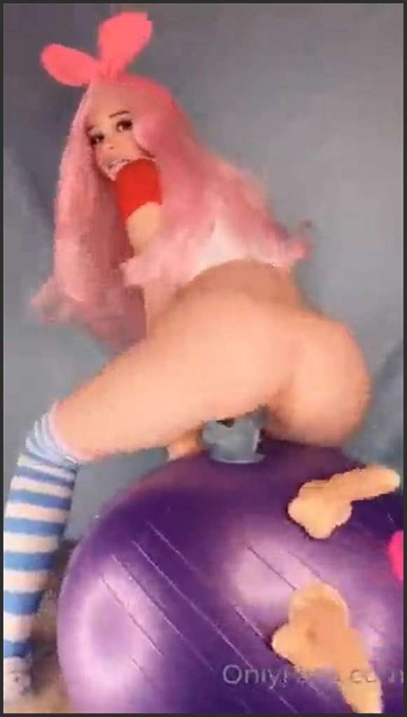 Belle Delphine das geile Luder Bonni Ryder am Fenster im Hotel