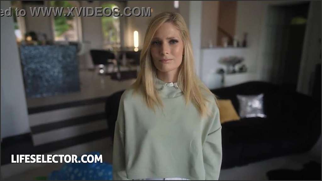 Candee Licious fickt brünette Schlampe in POV
