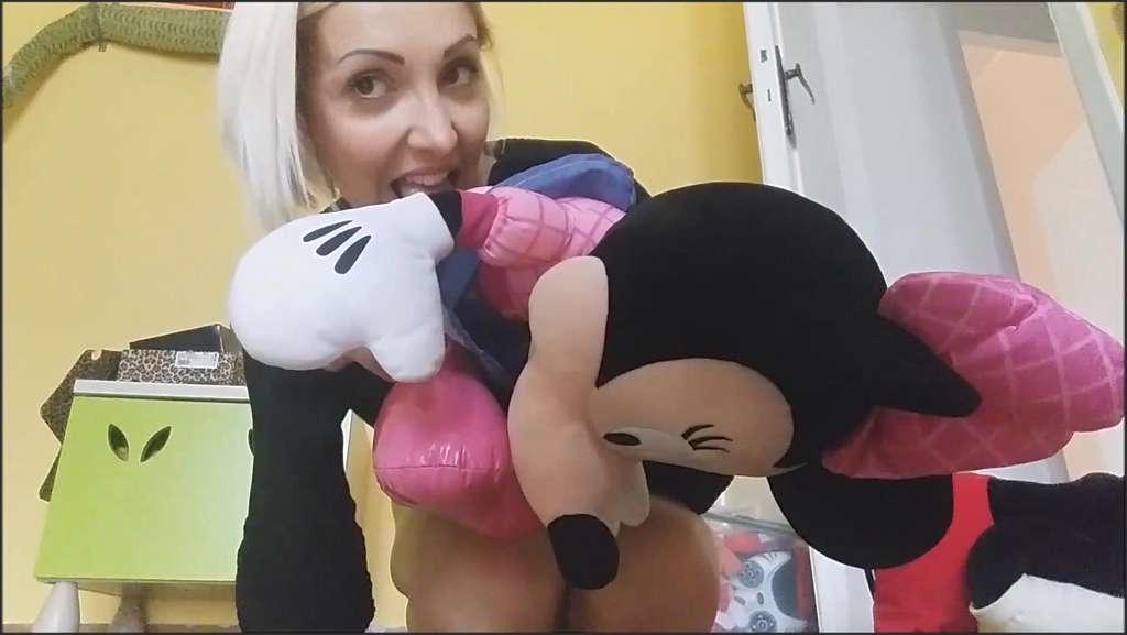 Chantal Channel der Küche mit zwei geilen Bi-Schlampen