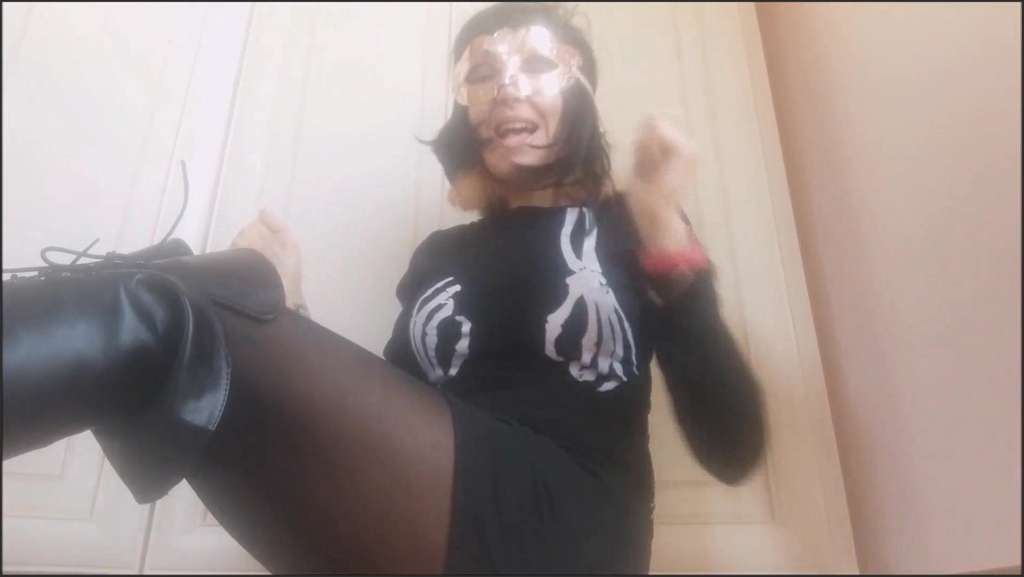Chantal Channel sich selber mit einem besonderen Toy