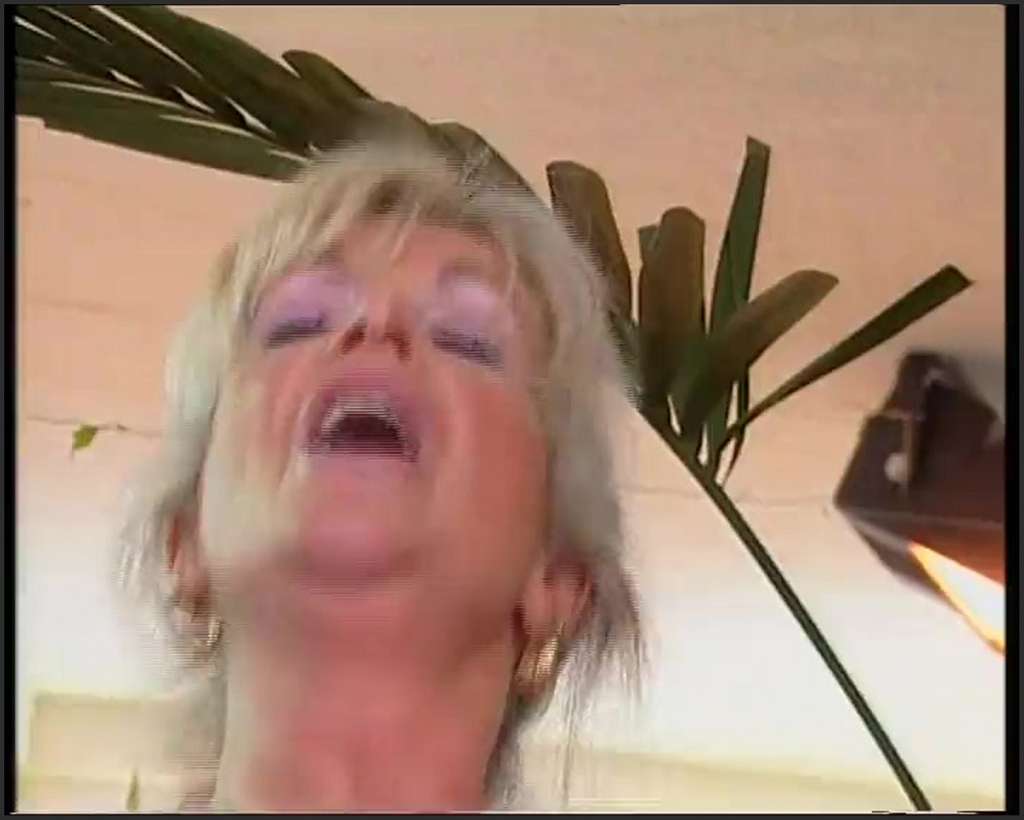 Claudia Kleinert Prügel passt genau in die Fotze der dunkelhaarigen Fickkatze