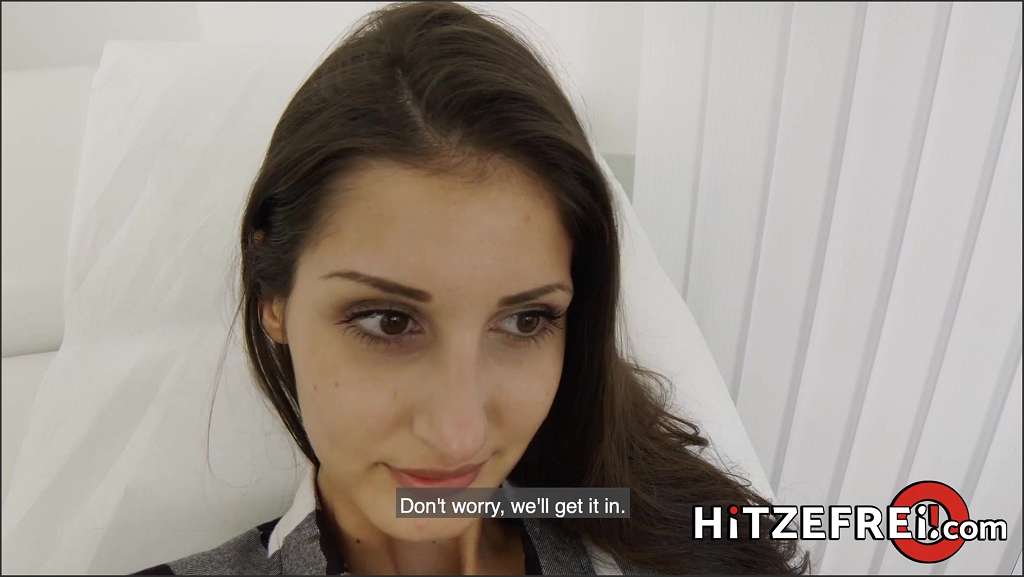 Coco Kiss kriegt das nuttige Luder den Schwanz hart in den Mund gerammt