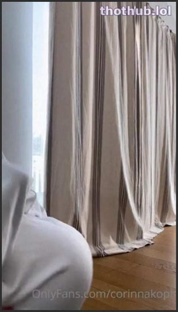 Corinna Kopf präsentieren diese Girls ihre nackten heißen Mösen
