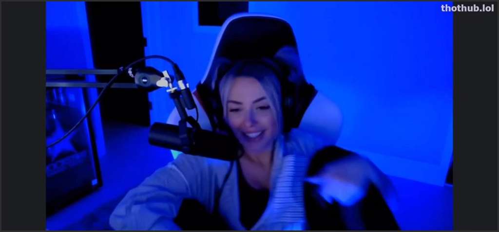 Corinna Kopf Prachtarsch hilft beim Fick mit Vibrator nach