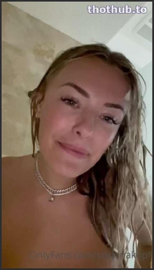 Corinna Kopf züngelt an ihrer blanken Möse