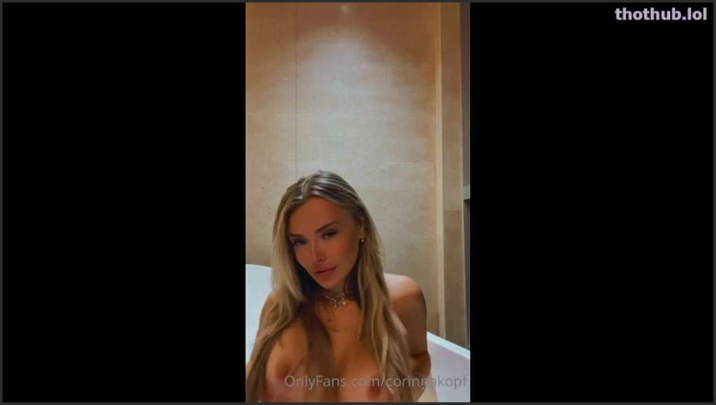Corinna Kopf in Nylons strippt und masturbiert