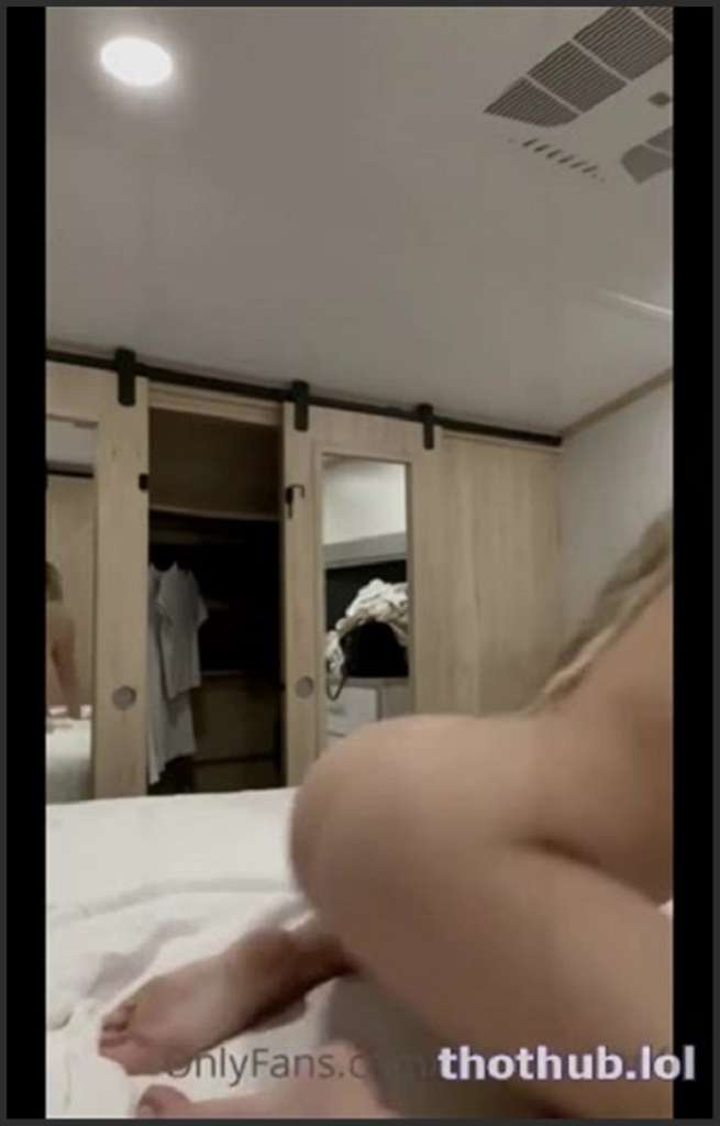 Corinna Kopf wichst und steigt dann auf weißen Schwanz