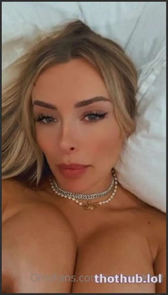 Corinna Kopf gleitet tief in ihre nasse Muschi