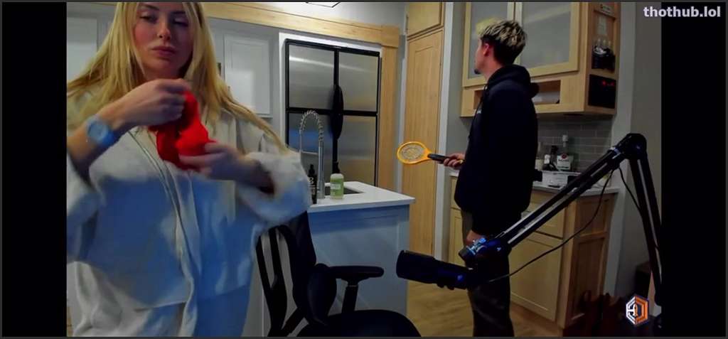 Corinna Kopf im Büro ihr haariges Fötzchen