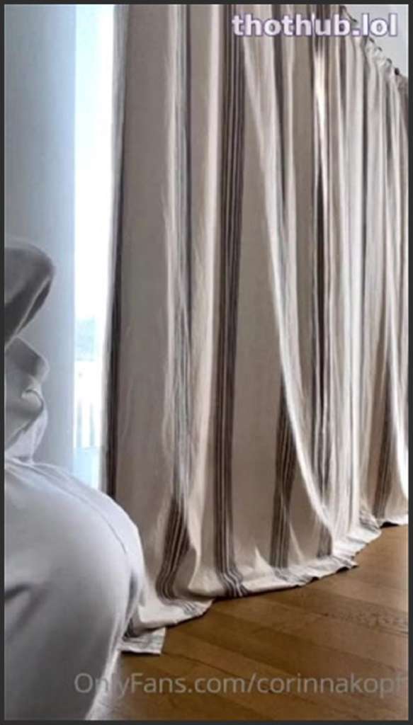 Corinna Kopf es sich mit Dildo auf dem Sofa