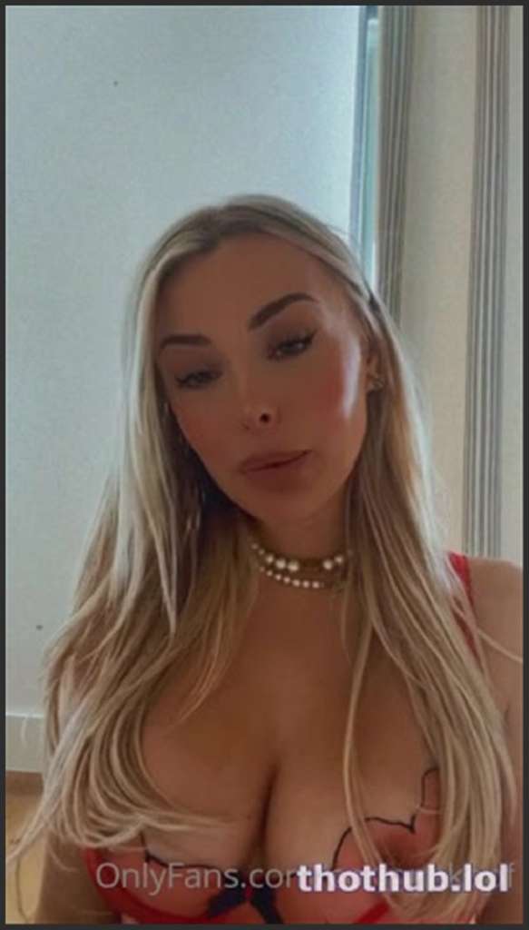 Corinna Kopf lockt mit ihrer süßen Fotze