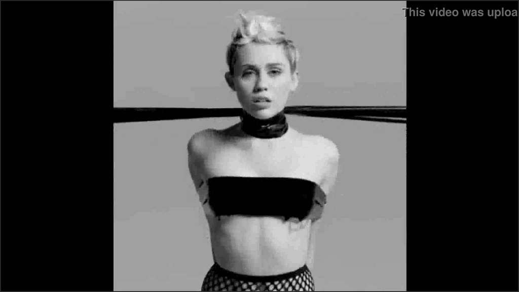 Miley Cyrus Maske leckt geile Füße in deutschen Domina Studio