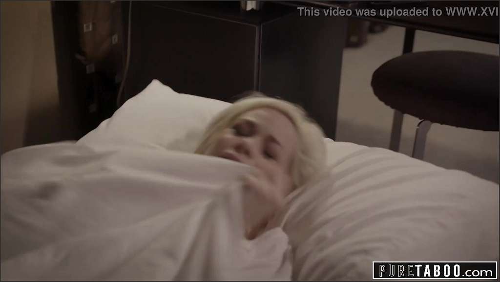 Elsa Jean Frau mit einer dehnbaren Scheide