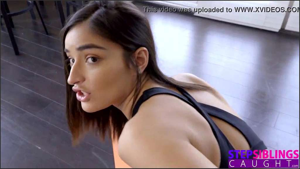 Emily Willis strippt und masturbiert vor der Cam