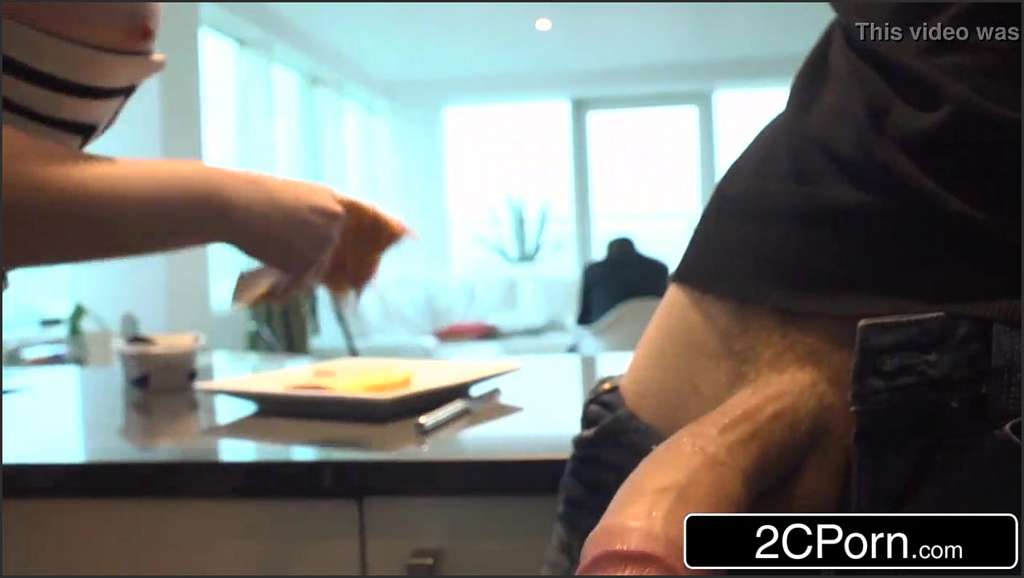 Jasmine James wichst sich unter der Dusche die haarige Muschi