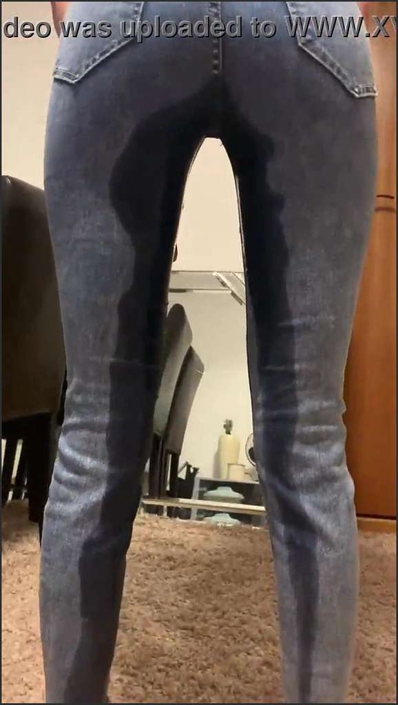 Kinky Aphrodite rubbelt und fickt ihre behaarte Pussy
