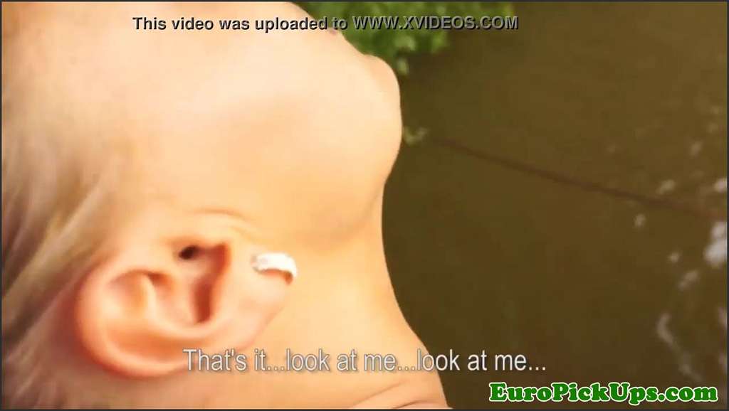 Krystal Swift spielt anal mit Glasdildo