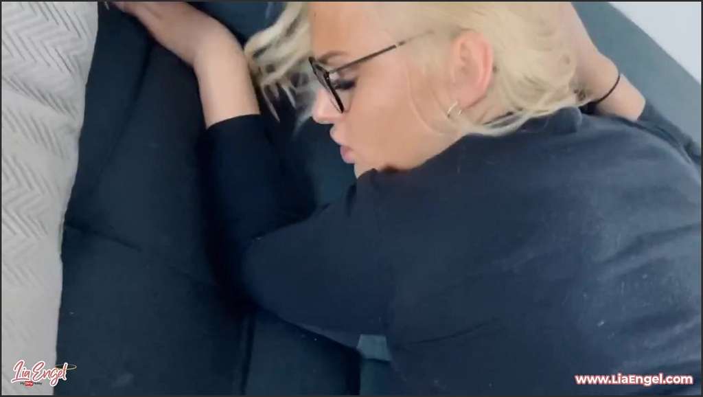 Lia Engel Porno Video prallem Hintern hat Doggstyle-Spaß im Wohnzimmer