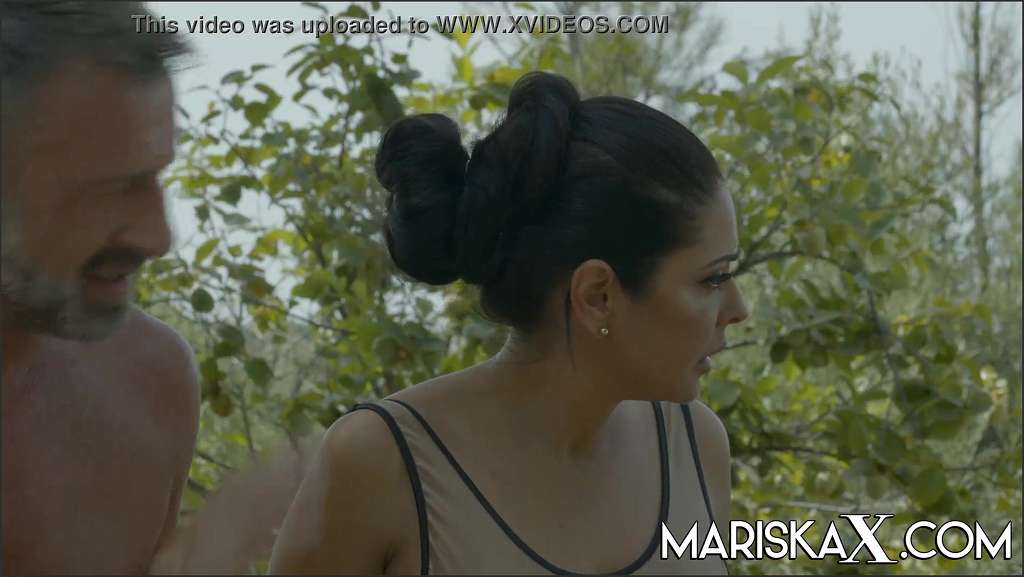 Mariska X lässt sich von Kylee Nicole den Schwanz wichsen