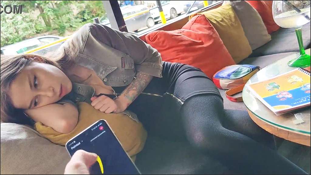 Myschoollife ihr ihre lesbische Pussy mit einem Dildo