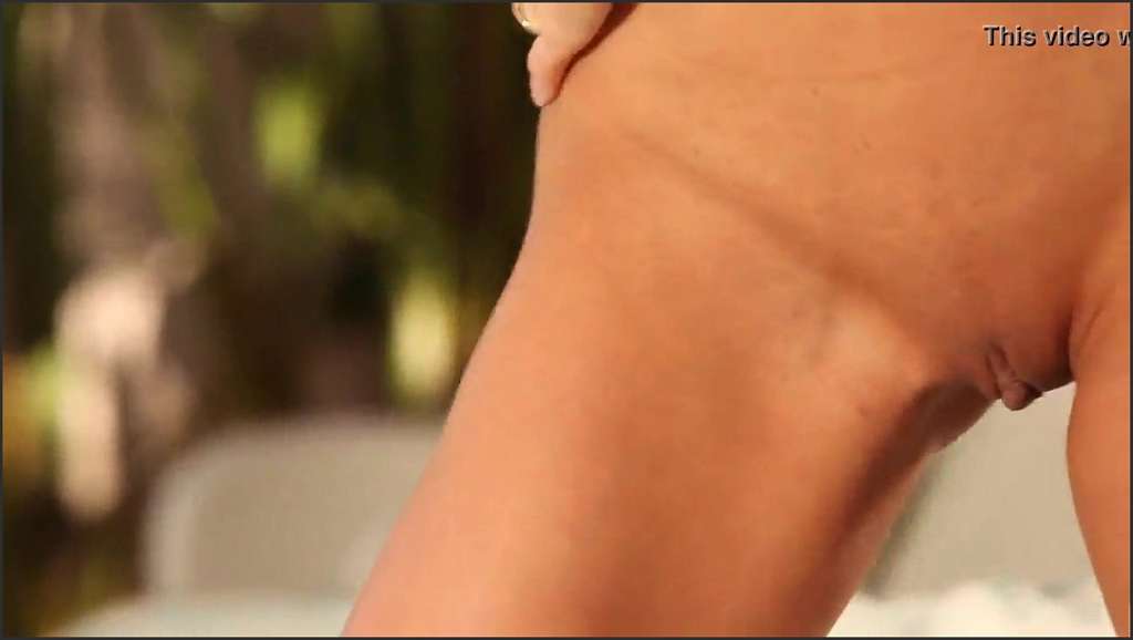 Nackt Gif treibt es mit ihrer geilen lesbischen Freundin