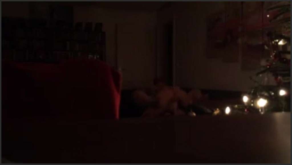 Sarah Big Butt knetet sich vor dem Solosex die Titten
