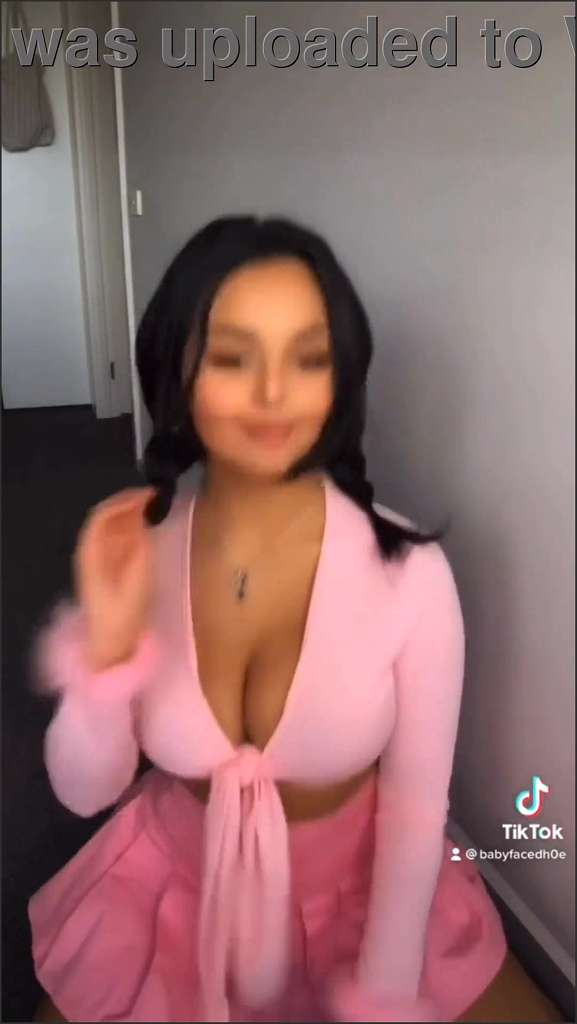 Tiktok Uniform hat die Fotze voll harten Schwanz