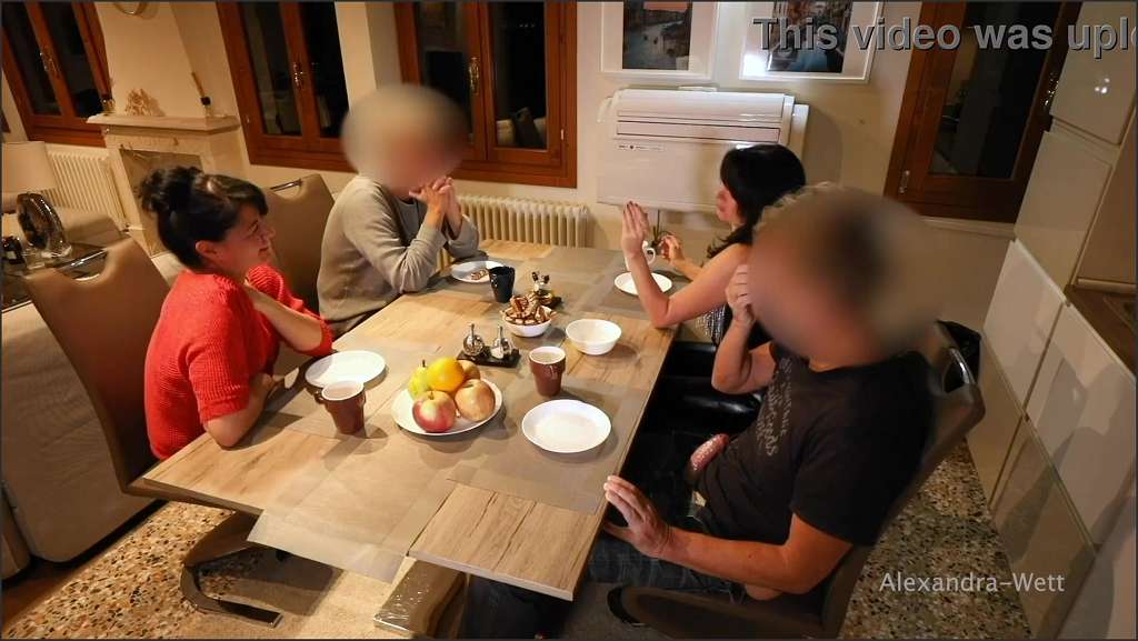 Alexandra Wett mit Silikonhupen macht es sich vor der Kamera selbst