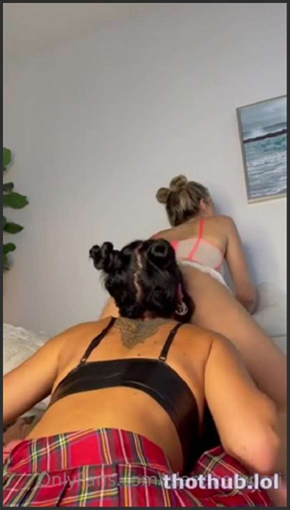 Elena Kamperi bei Dreier für brutalen Blowjob benutzt
