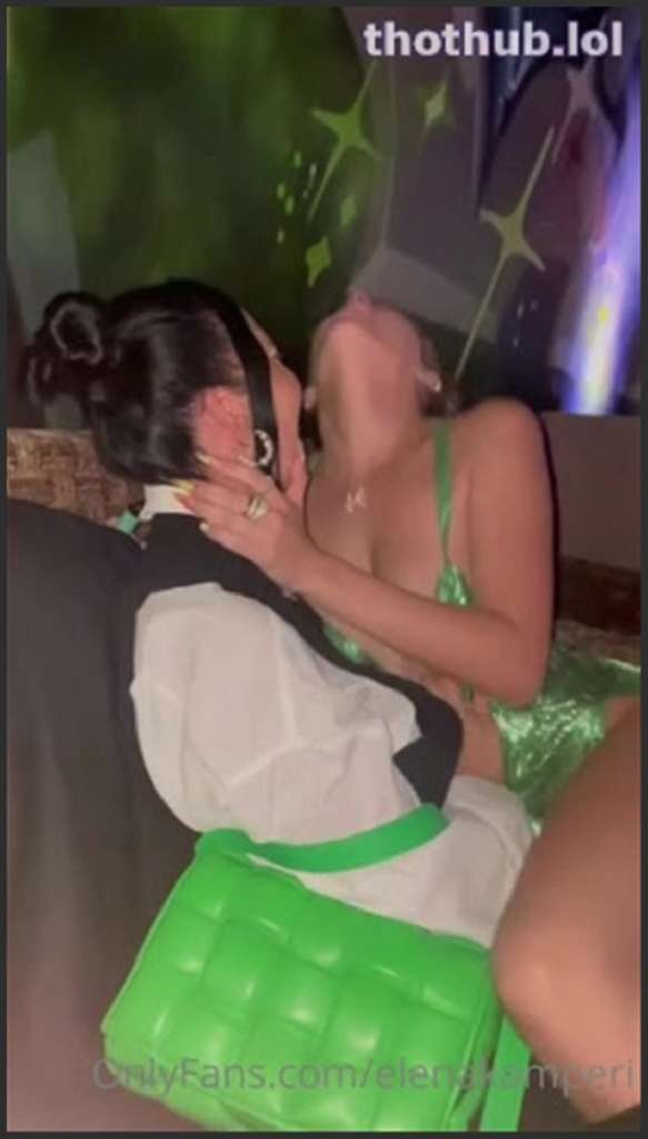 Elena Kamperi masturbiert und fickt die Ebony einen hellen Pimmel