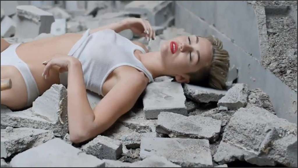Miley Cyrus besorgt es sich beim Ficken mit dem Vibrator