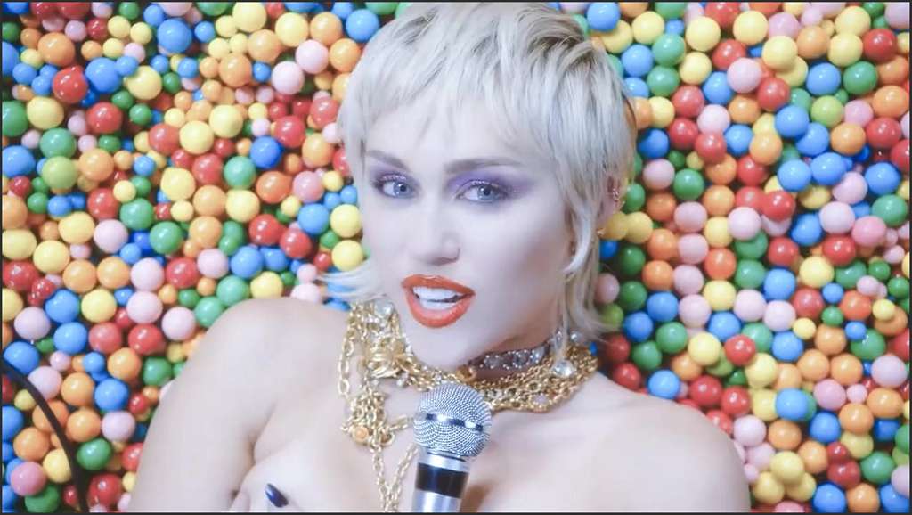 Miley Cyrus bei geilem Synchronfick